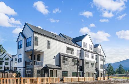 728 Newport NW