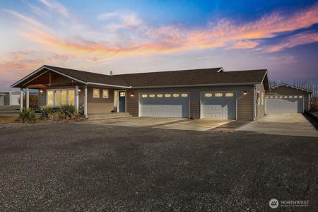 844 Desert Aire Dr SW