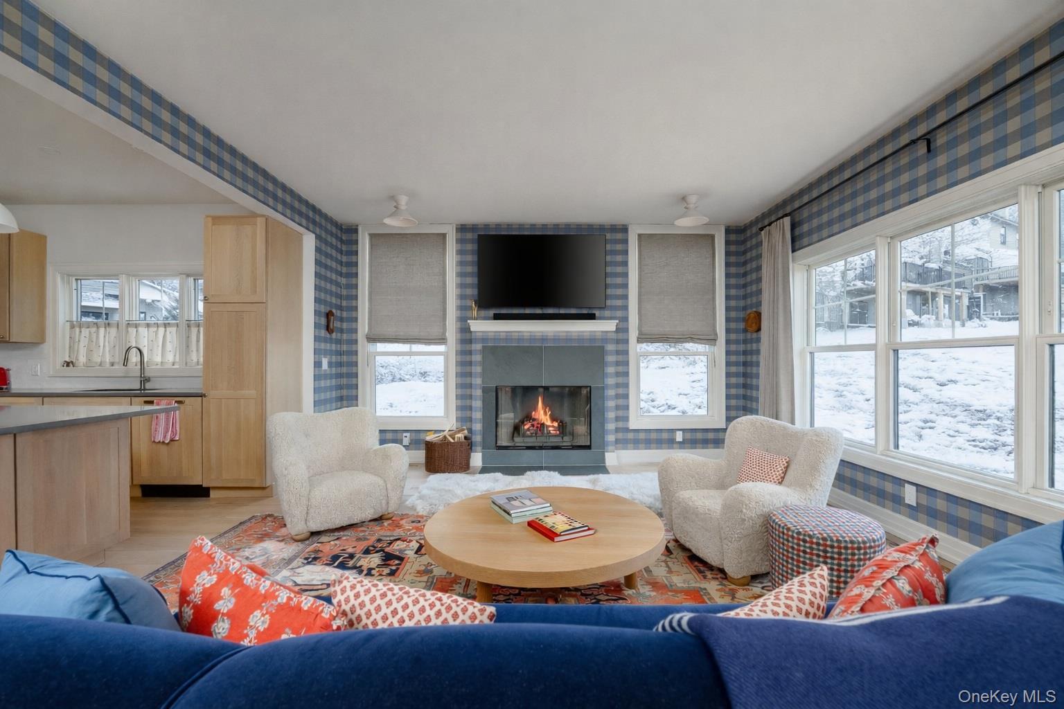 Image 4: Living Room