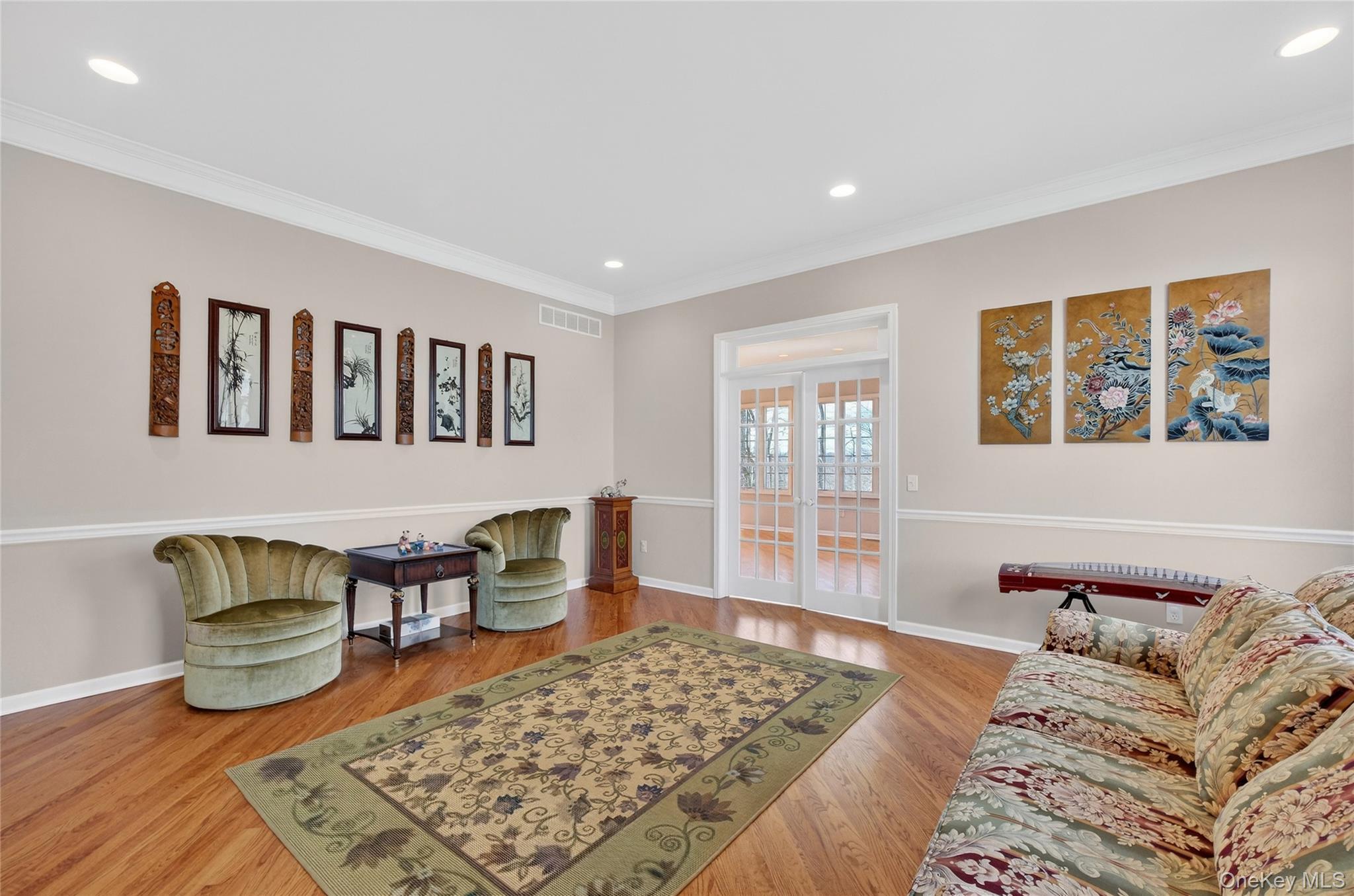 Image 4: Living Room