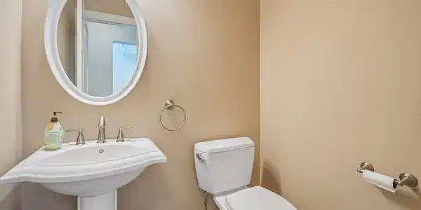 Image 4: Bathroom