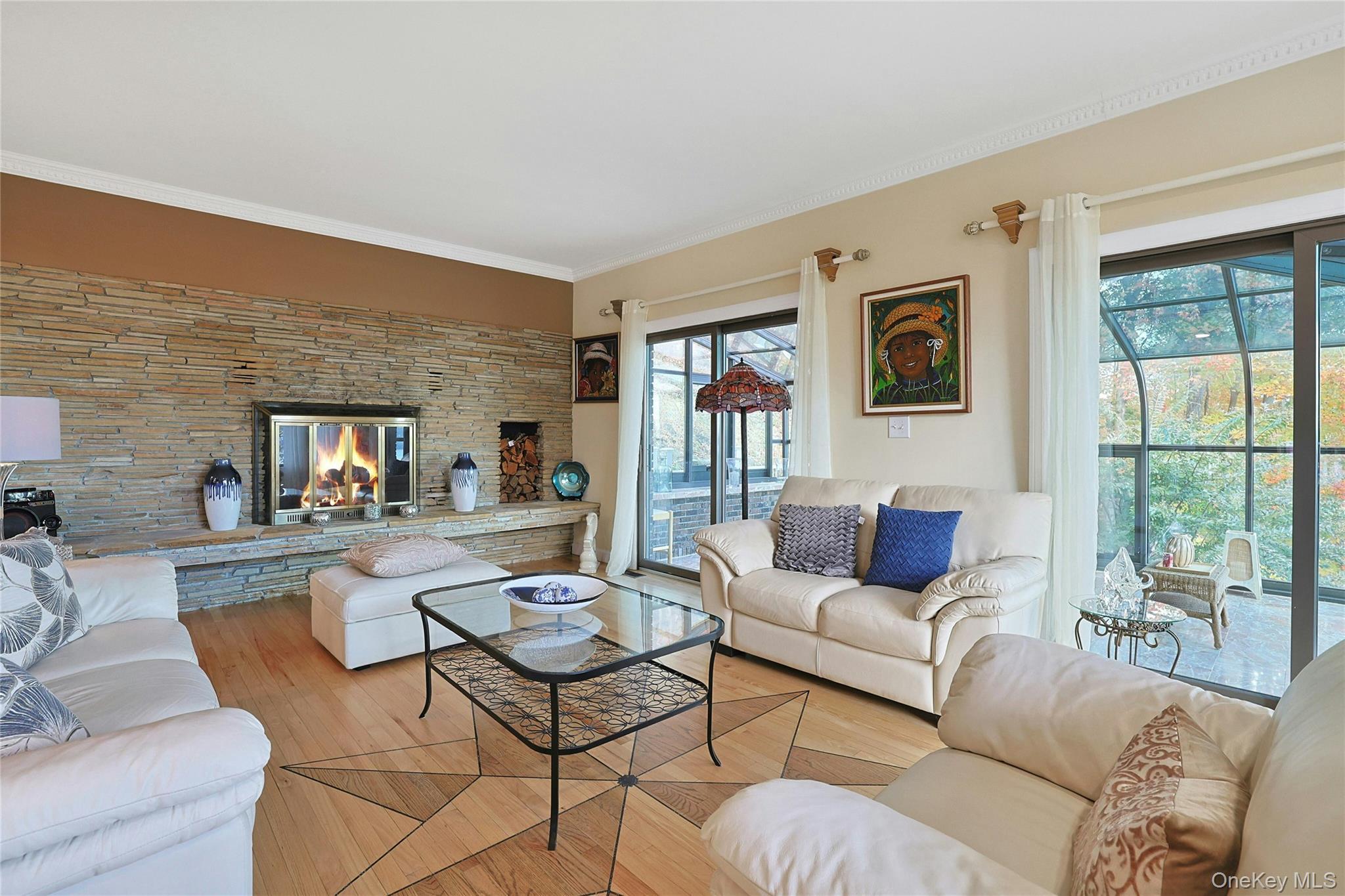 Image 4: Living Room