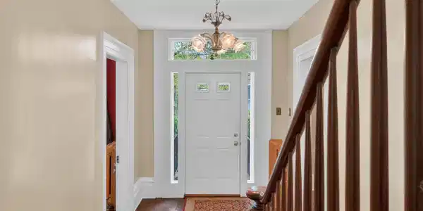 Image 4: Entrance Foyer Image 4: Entrance Foyer