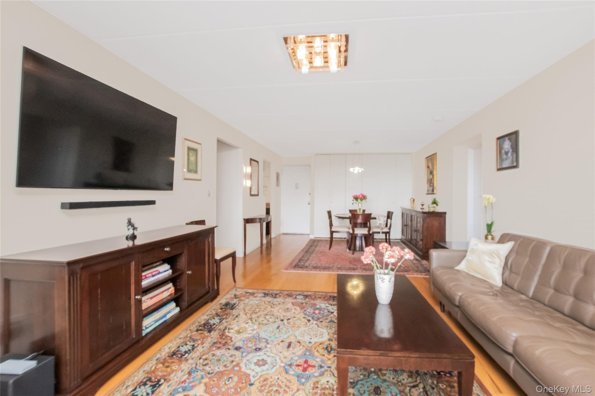 Image 3: Living Room