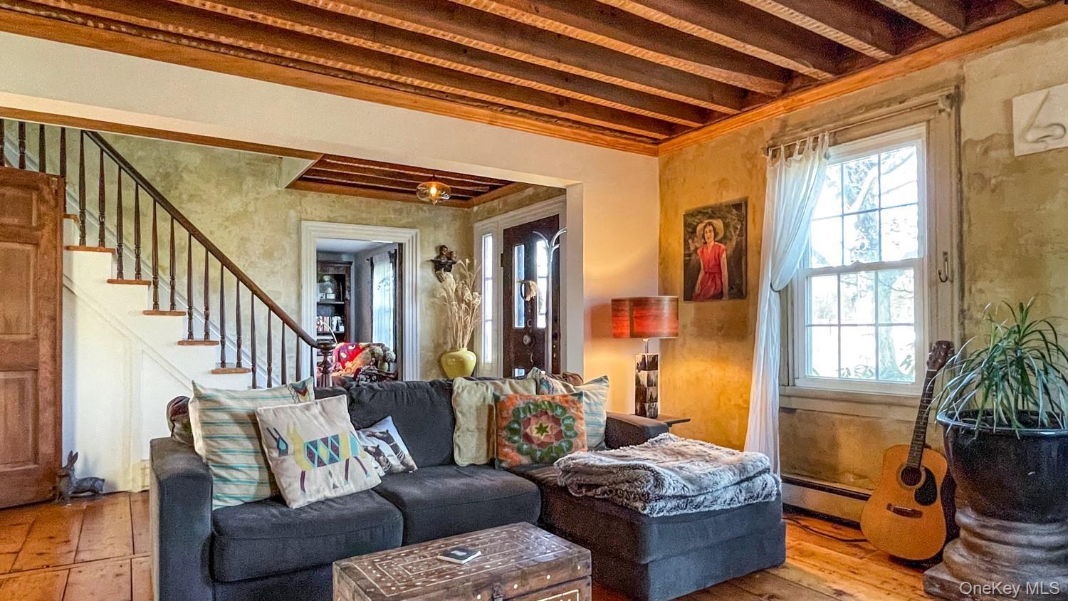 Image 4: Living Room