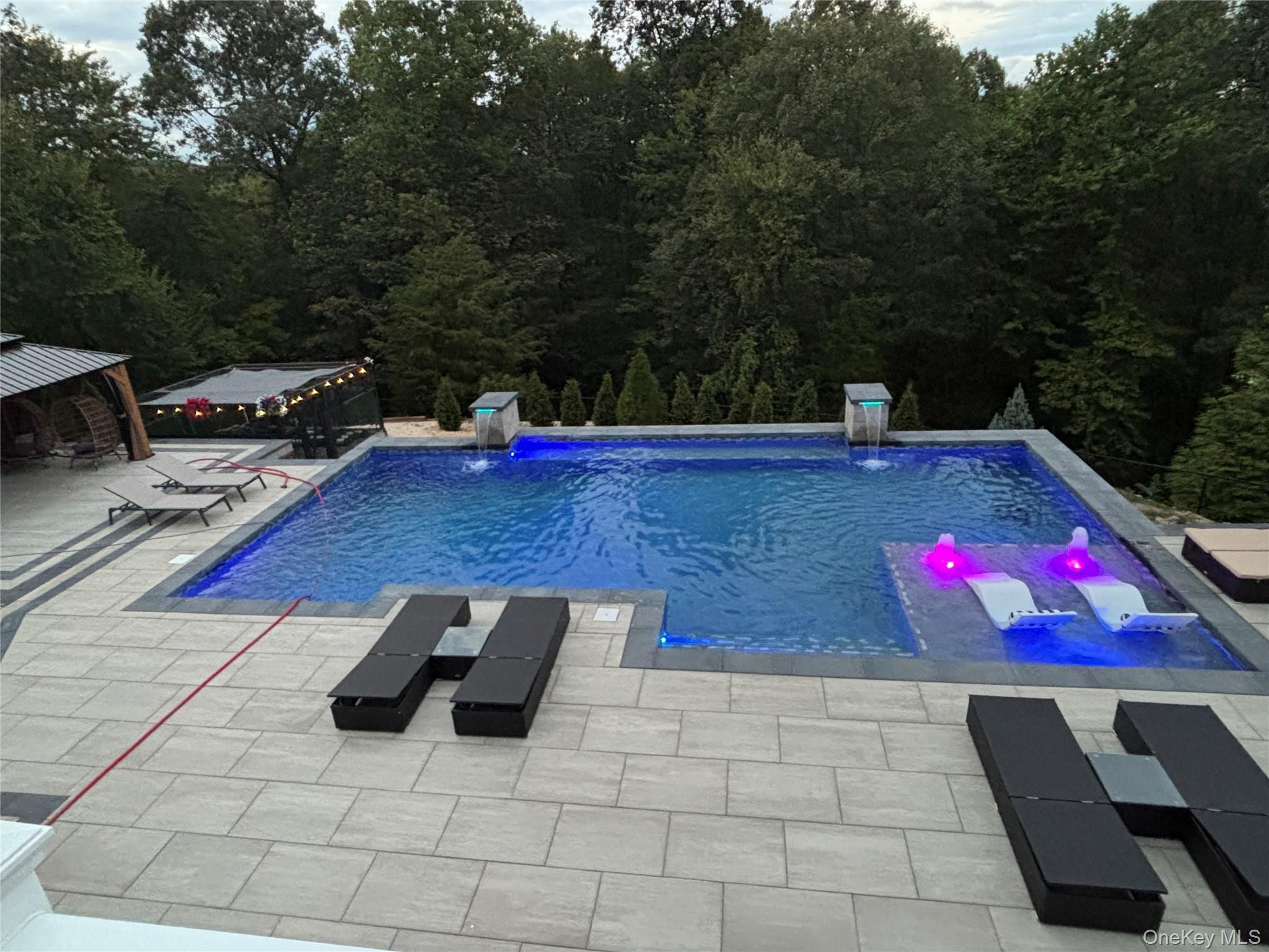 Image 2: Pool