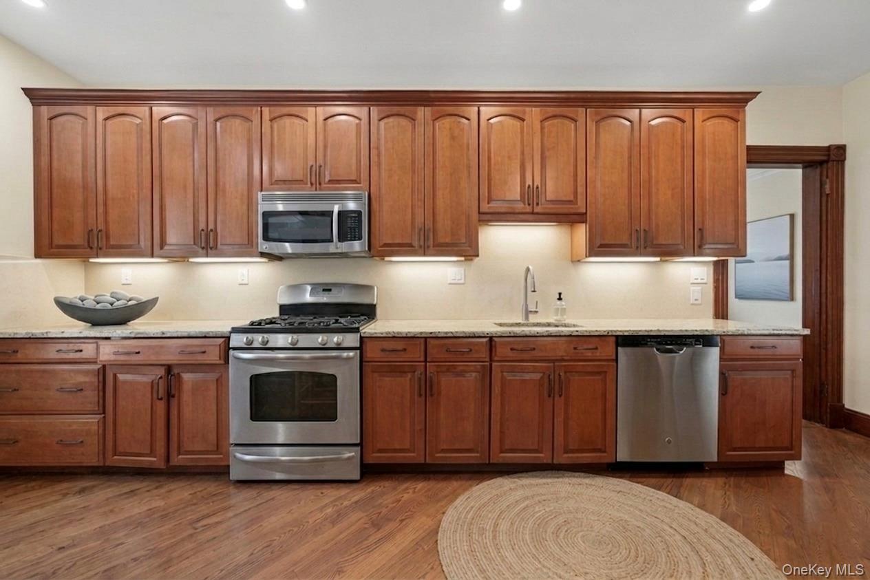 Image 4: Kitchen