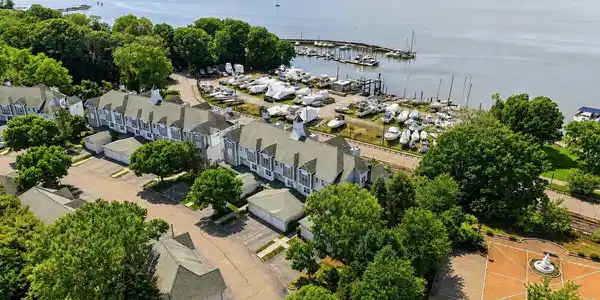 323 Waterside Close