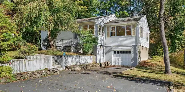 12 Mid Oaks Drive
