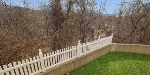 Image 4: Yard Image 4: Yard