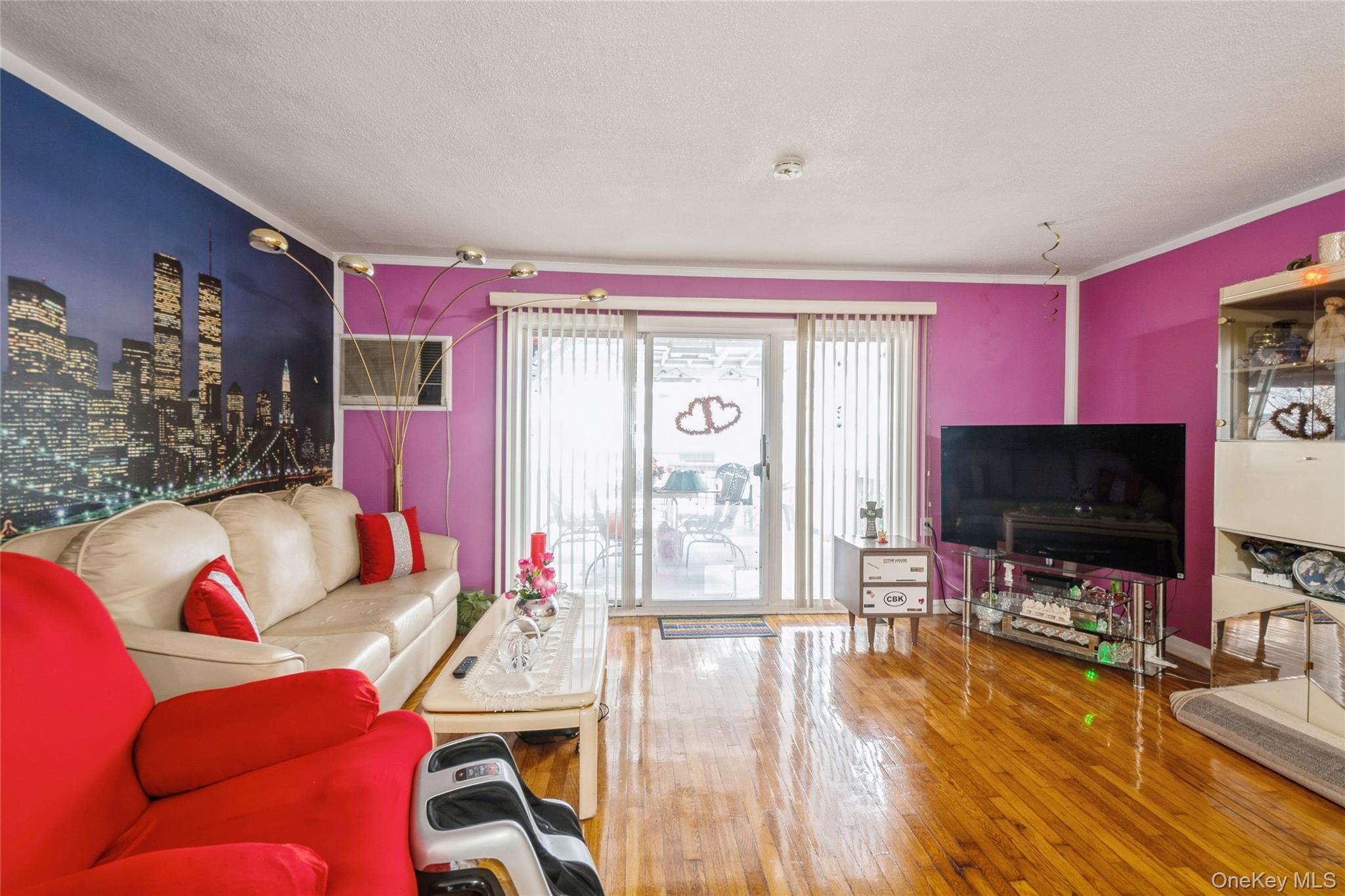 Image 4: Living Room
