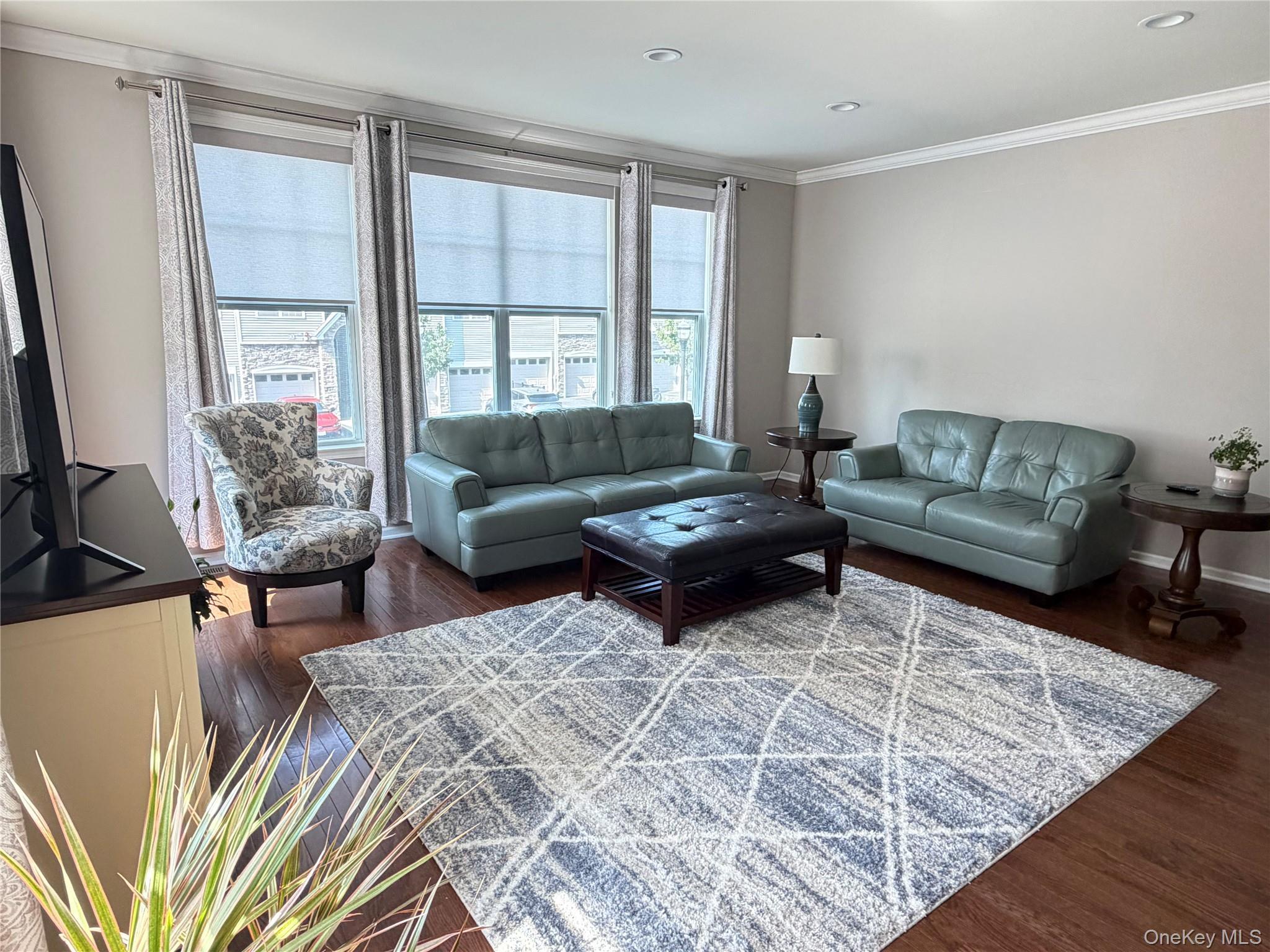 Image 4: Living Room Image 4: Living Room