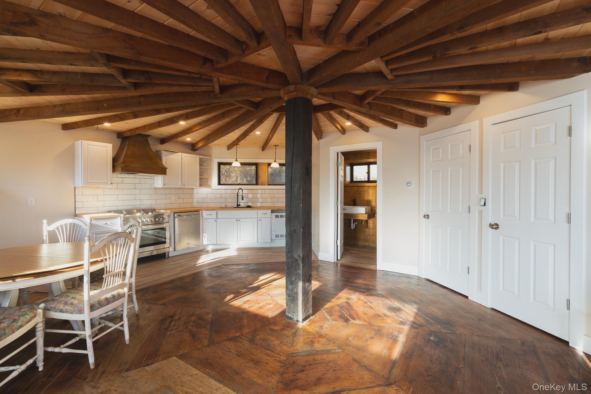 Image 4: Dining Area