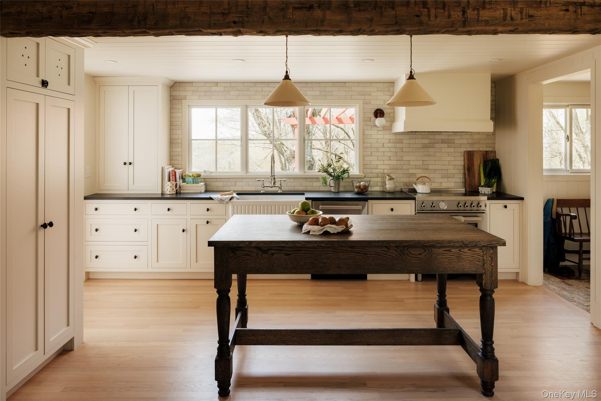 Image 3: Kitchen