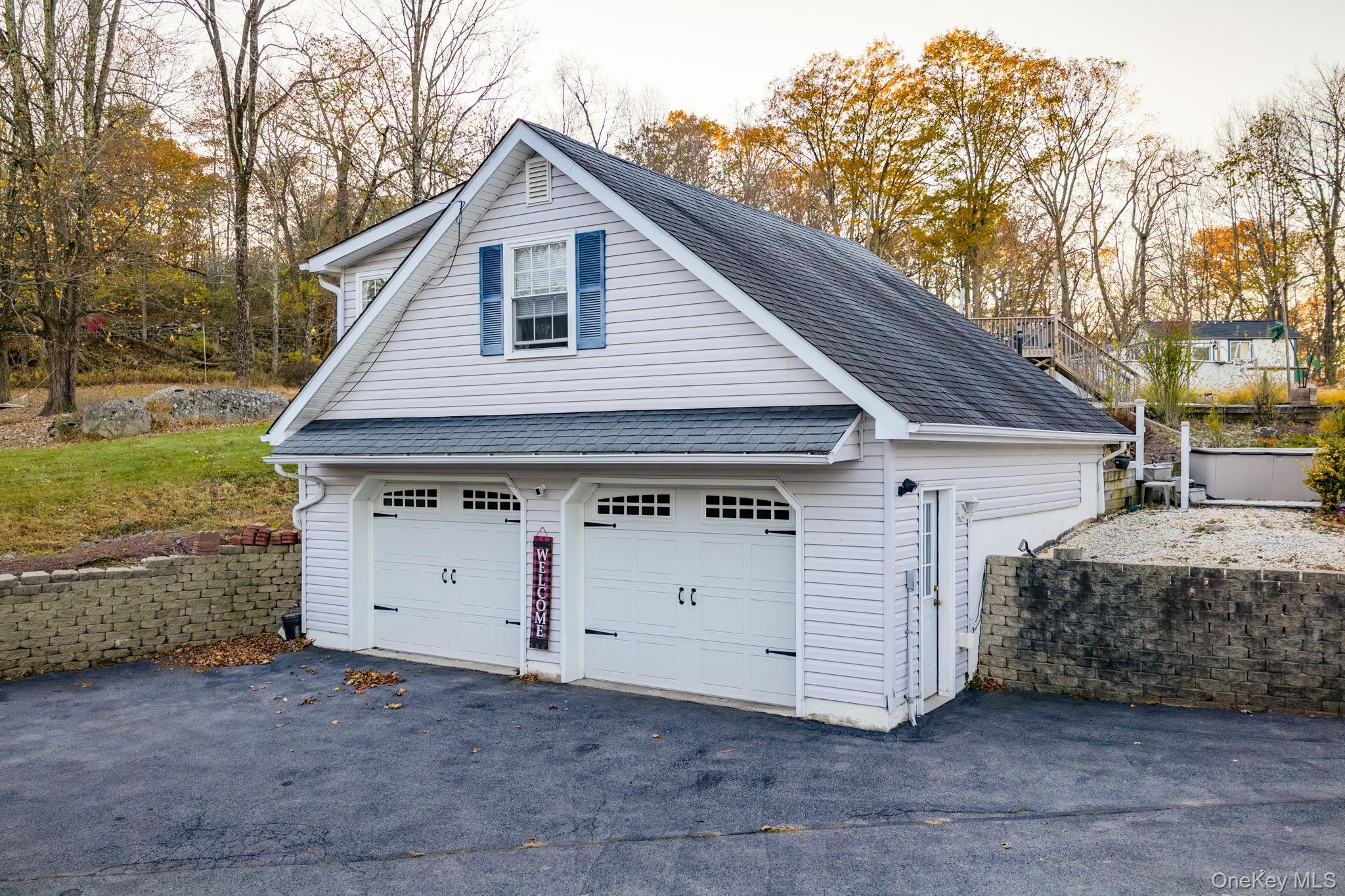 Image 4: Garage