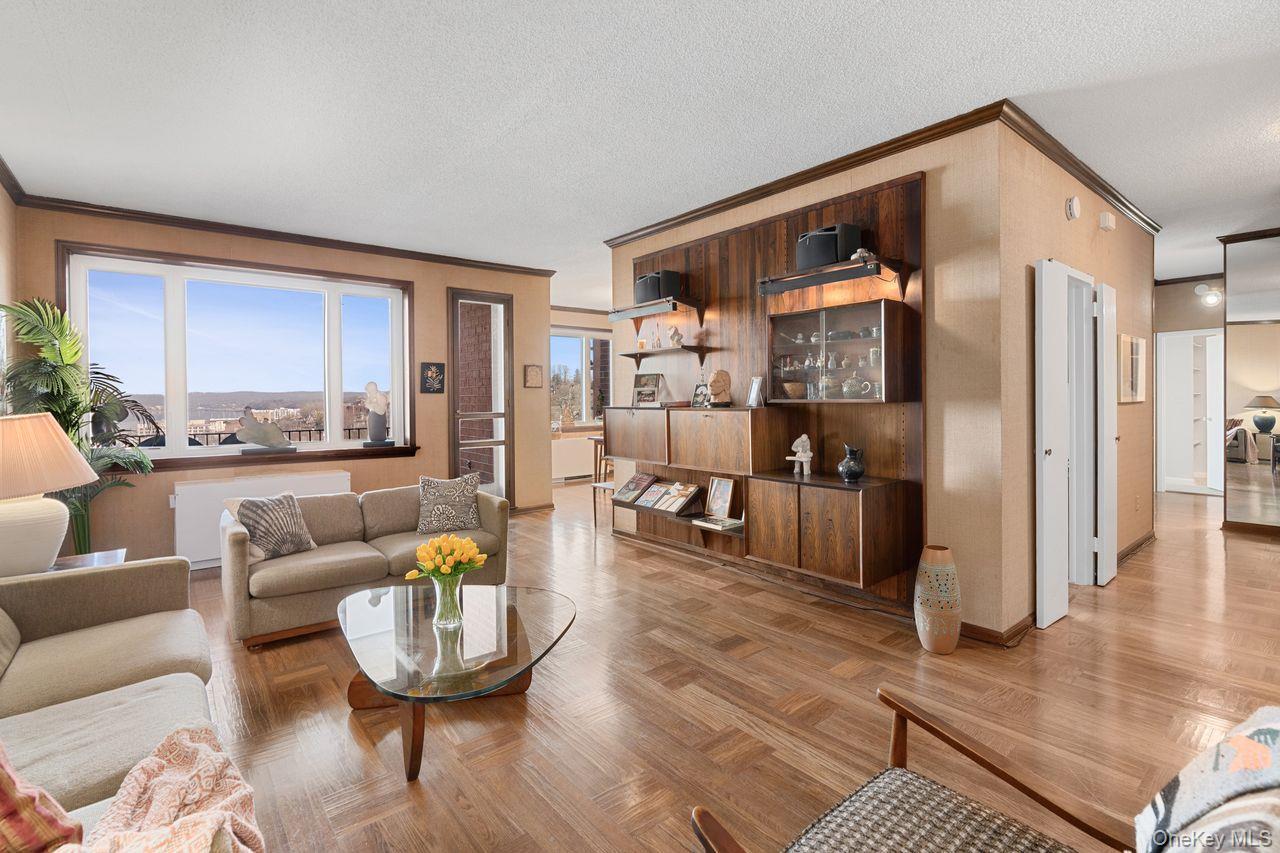 Image 3: Living Room