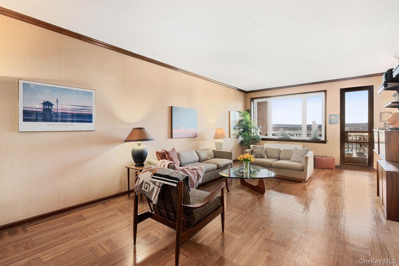 Image 4: Living Room