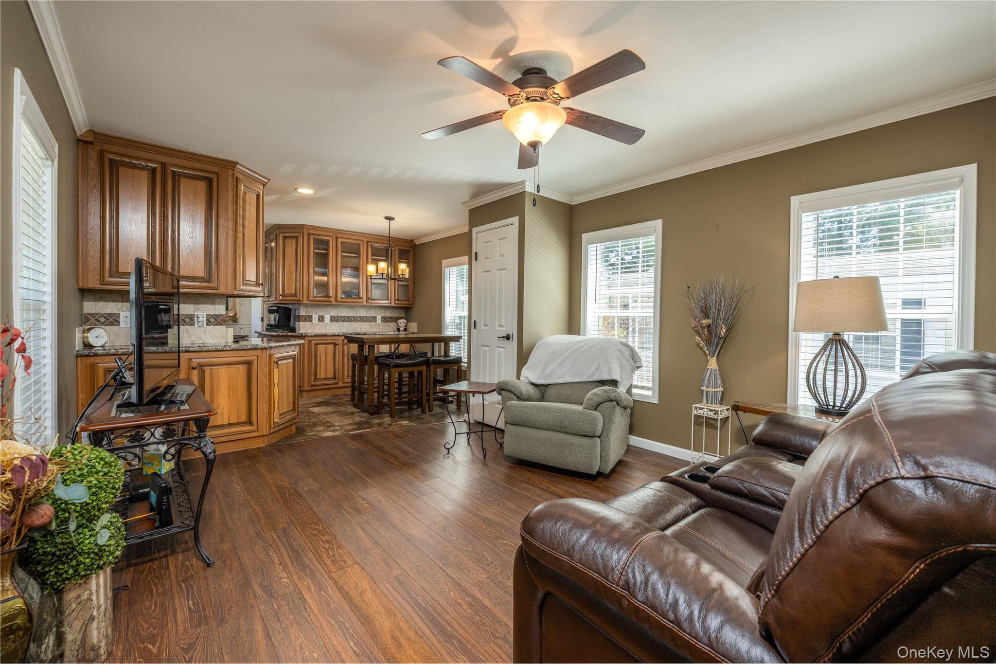 Image 2: Living Room Image 2: Living Room