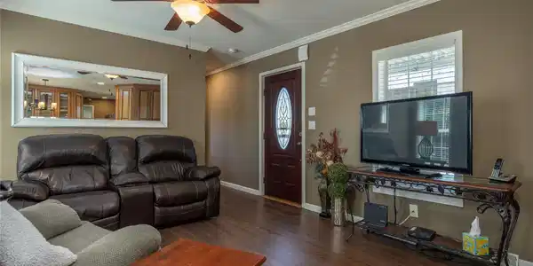 Image 3: Living Room