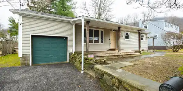 28 Howland Avenue