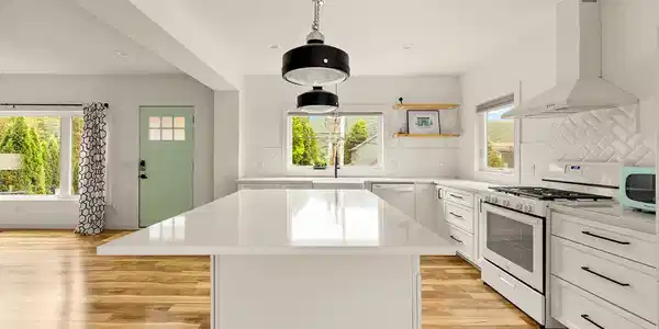 Image 4: Kitchen