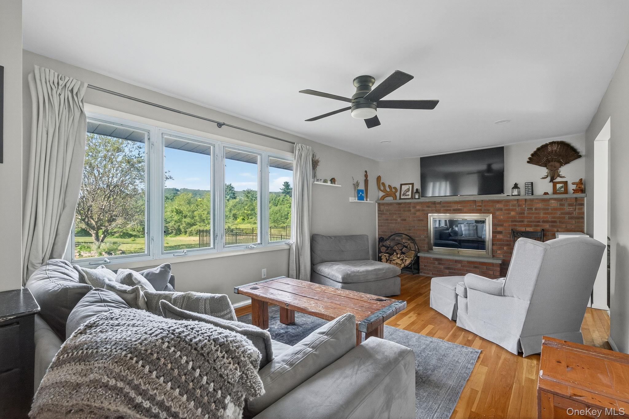 Image 4: Living Room