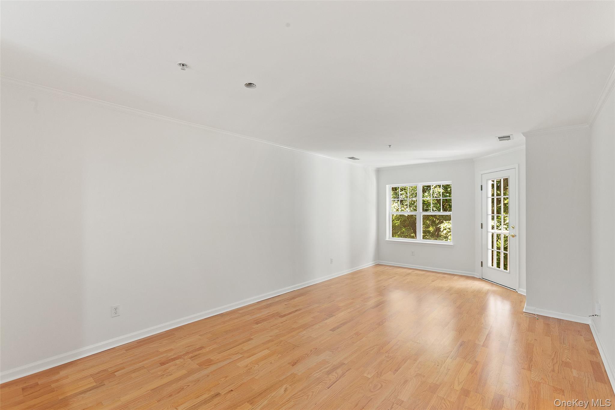 Image 4: Living Room