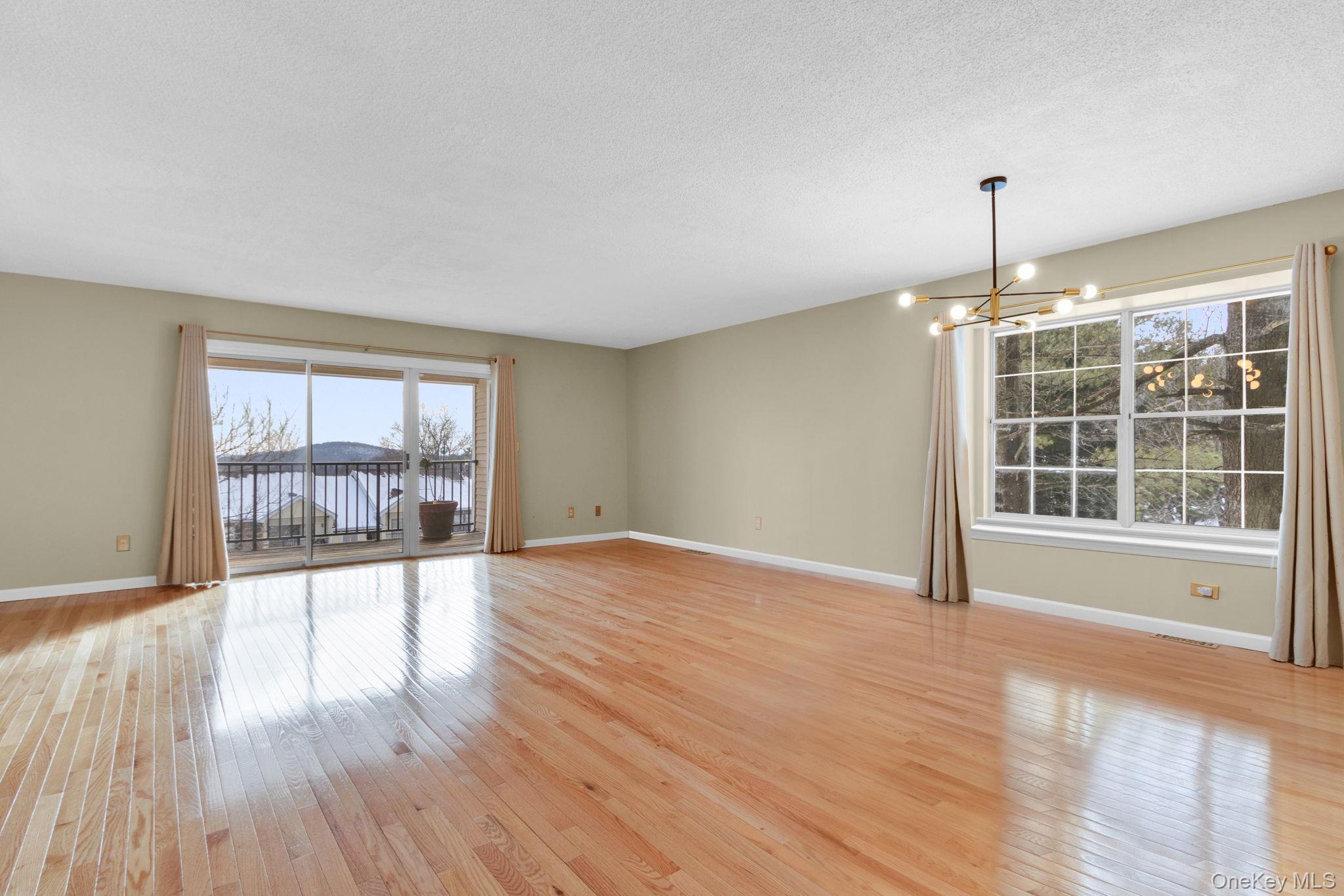 Image 4: Living Room