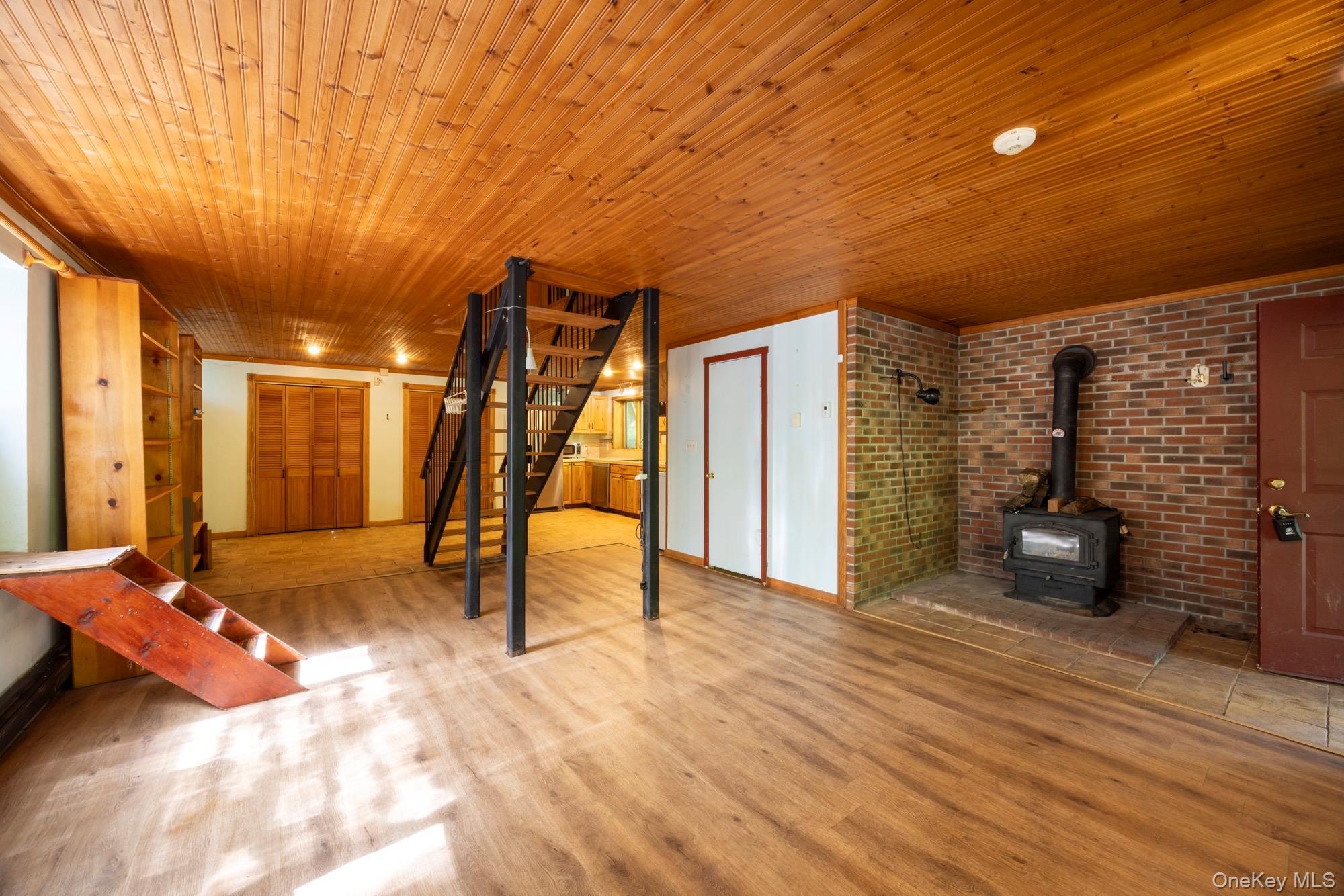 Image 4: Living Room