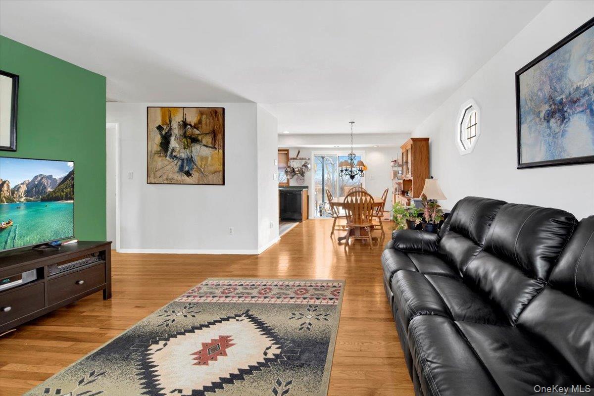 Image 4: Living Room Image 4: Living Room