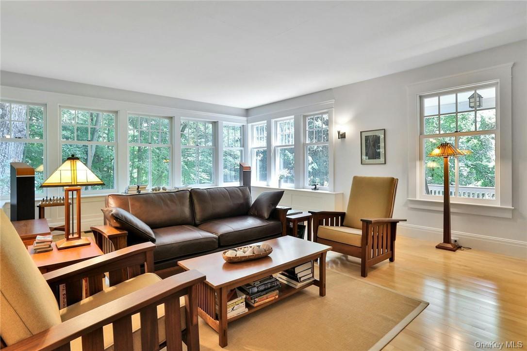 Image 4: Living Room
