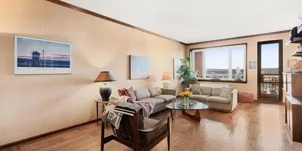 Image 4: Living Room Image 4: Living Room