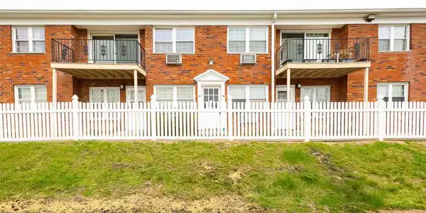 6 Colonial Road