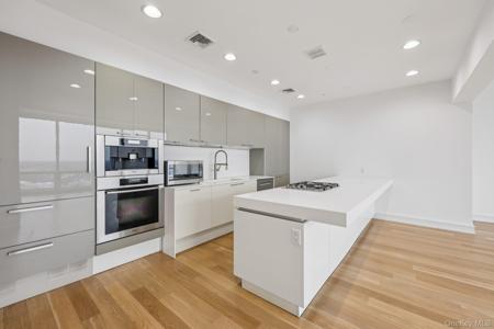 1 Renaissance Square