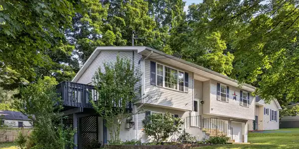 12 Pond Place