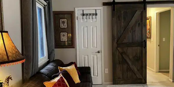 Image 4: Living Room