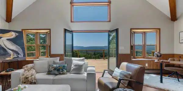 Image 3: Living Room