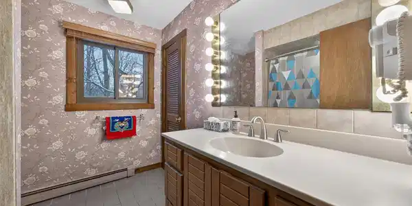 Image 4: Bathroom Image 4: Bathroom