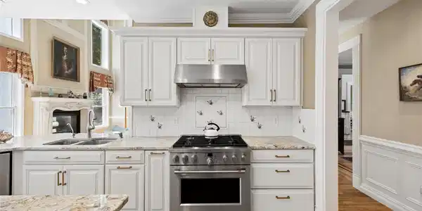 Image 4: Kitchen