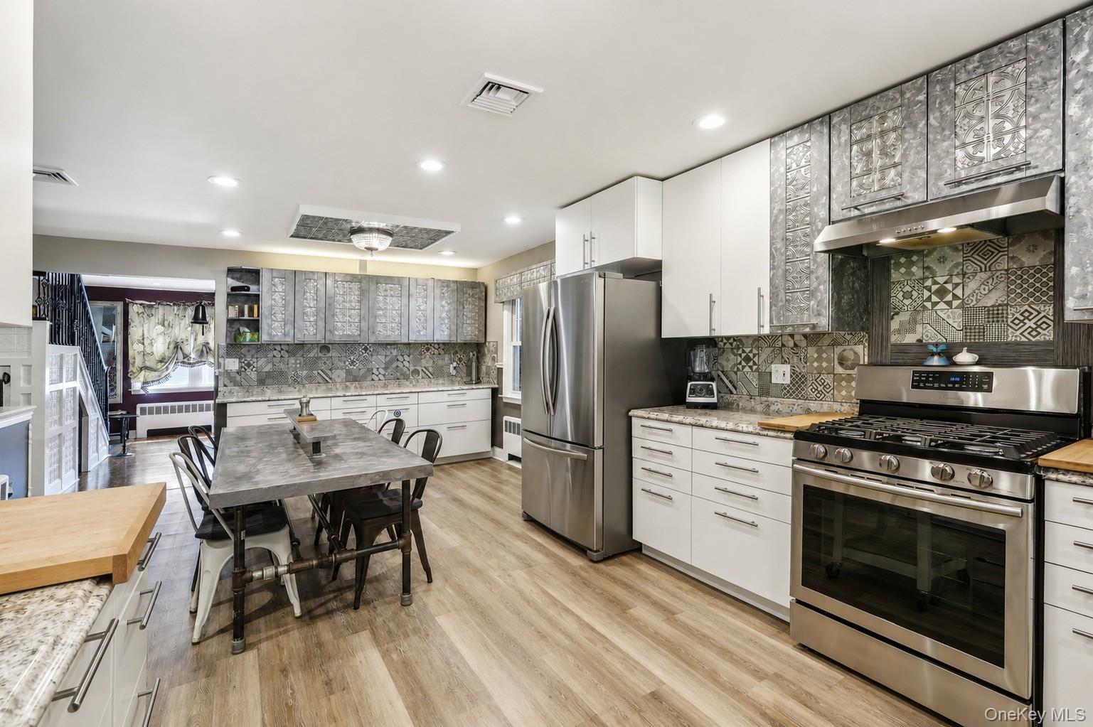 Image 4: Kitchen