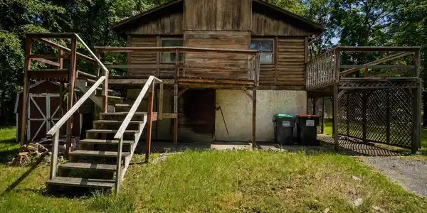 Image 4: side view of home 1