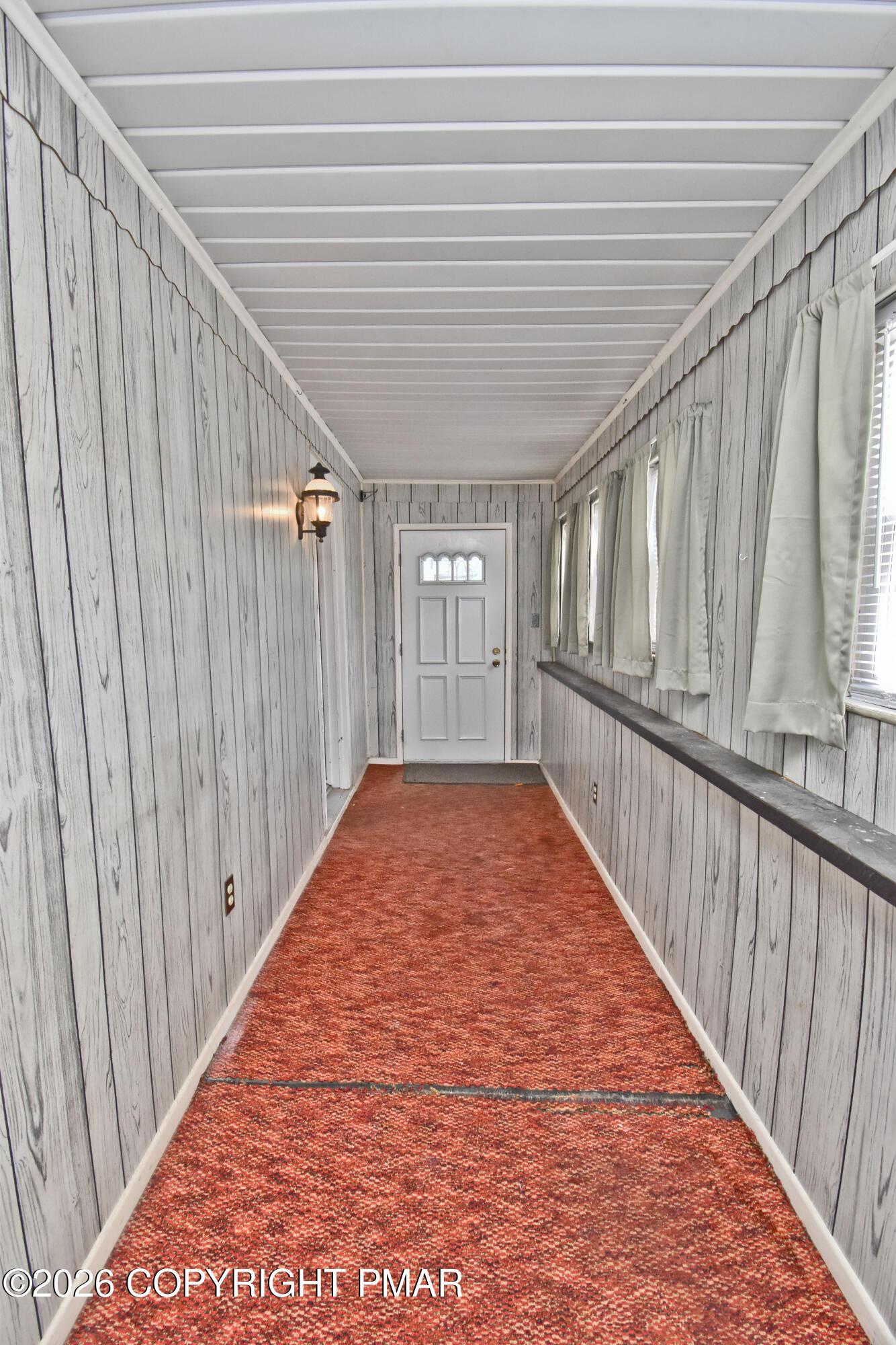 Image 2: 2 Foyer