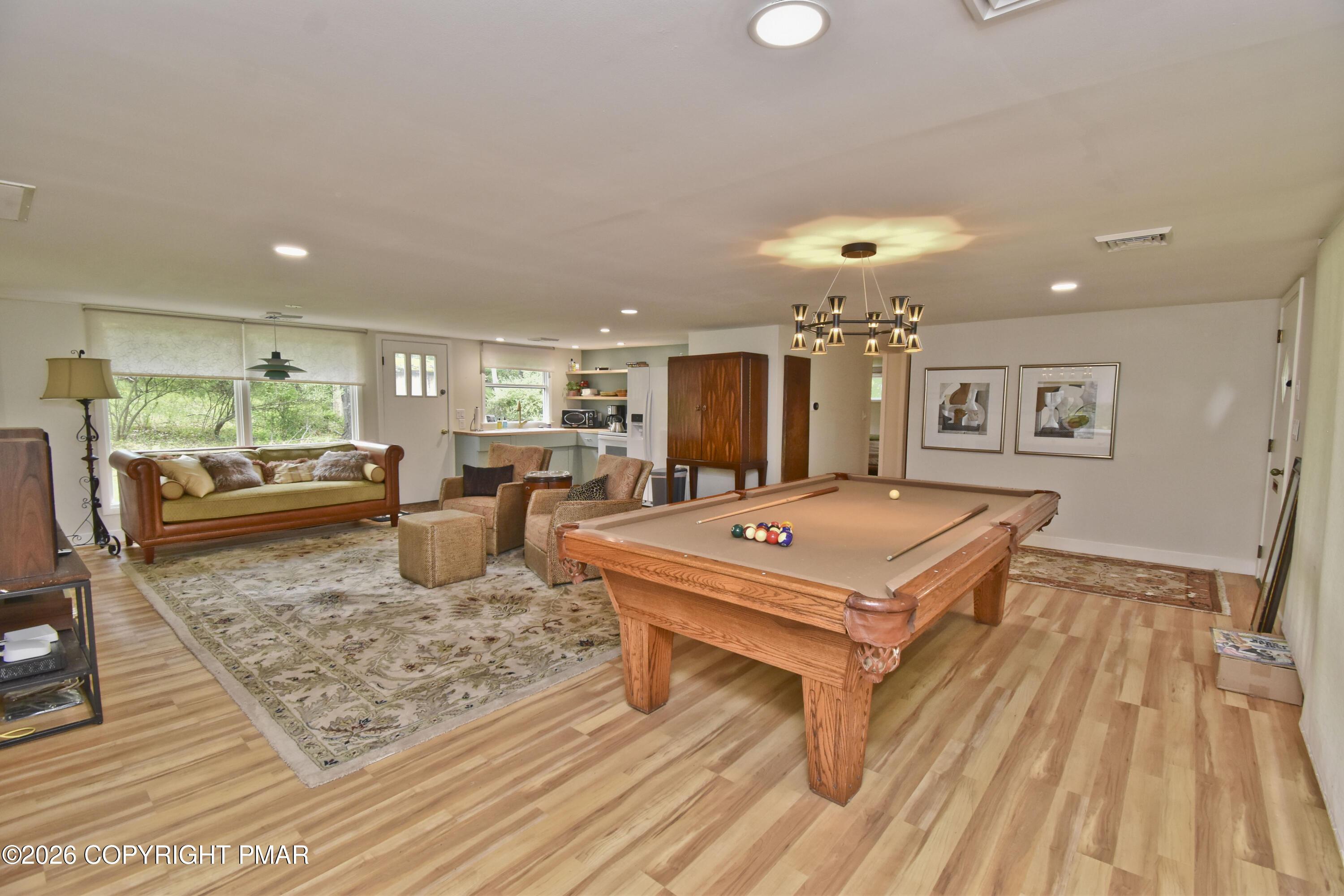 Image 3: 3 Living Room (2)