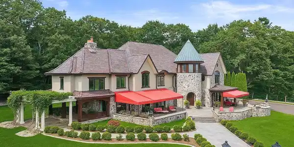 Image 4: Front of Home