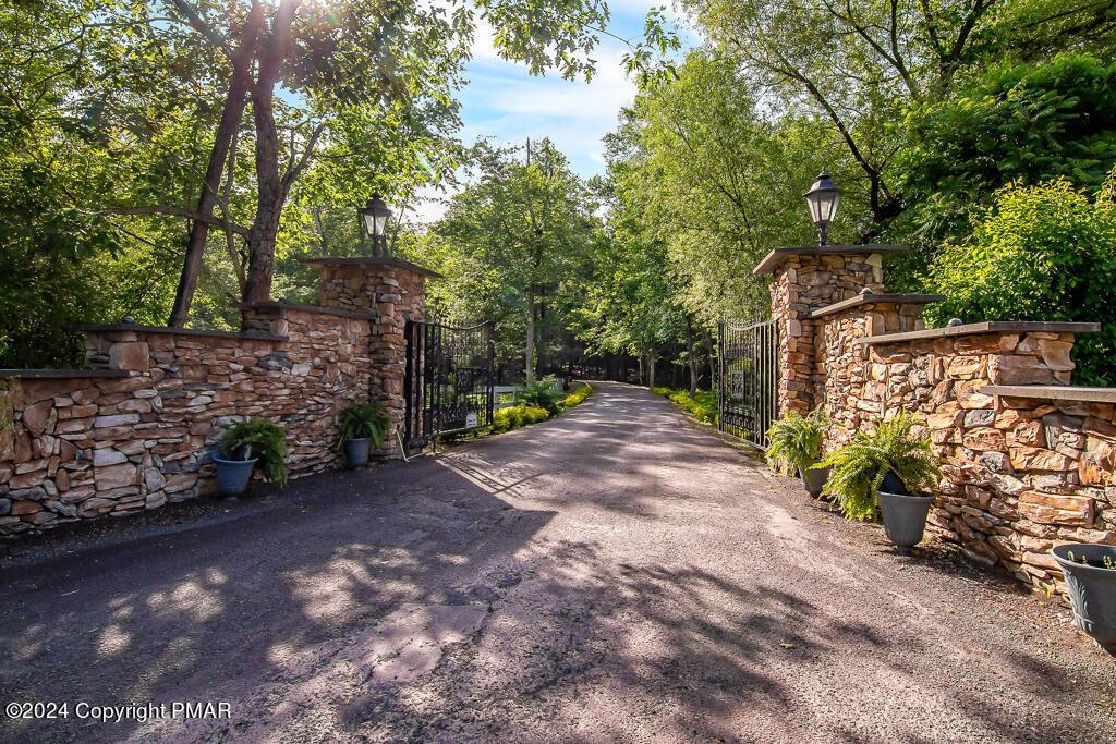 Image 2: Entrance to Property