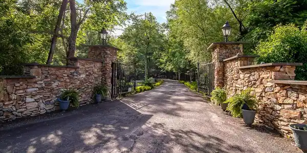 Image 2: Entrance to Property