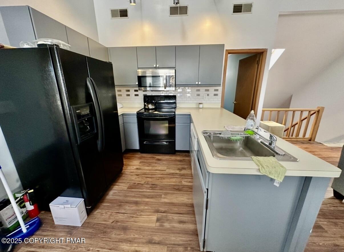 Image 3: Kitchen 2