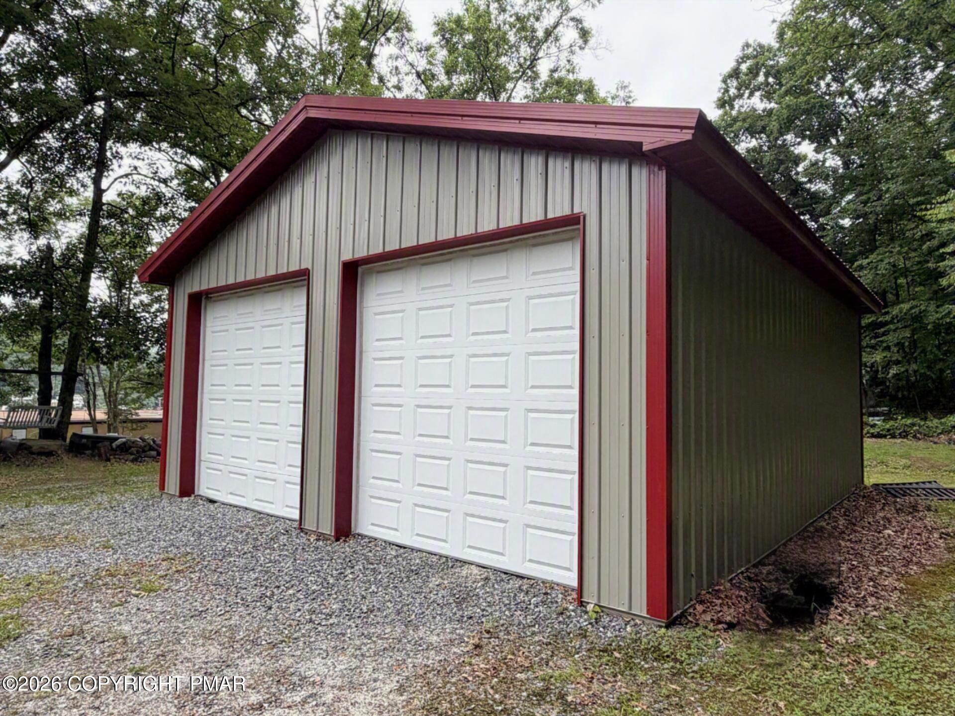 Image 3: garage