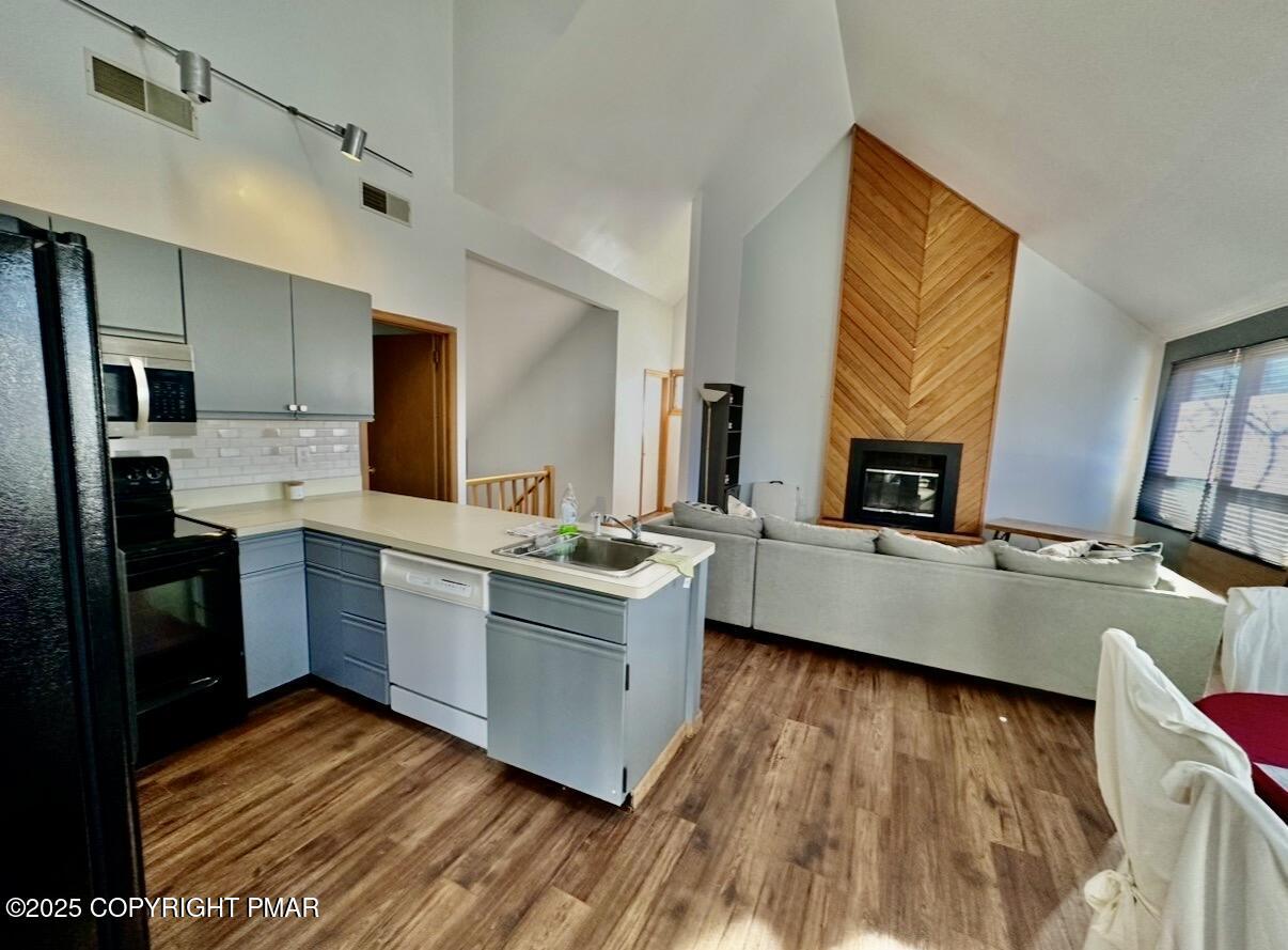 Image 4: Kitchen/Living Room