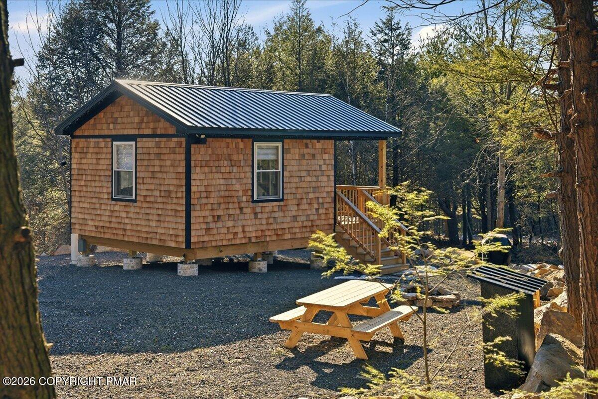 Image 4: 02-HomeView_Media-Ledgewood_Dr